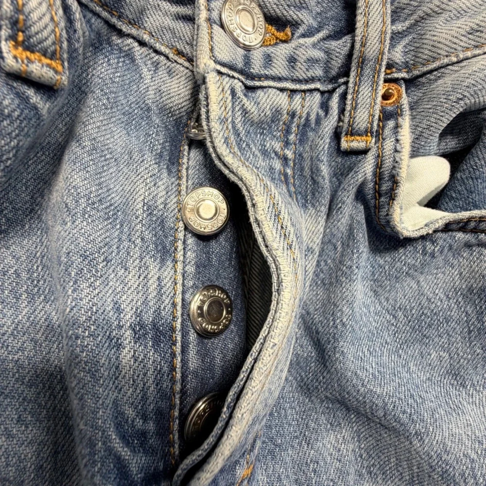 Topshop‎ Dad Jeans 26/30 Light Wash Ripped Knee Straight Leg - Picture 8 of 9